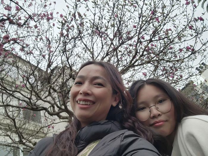  Khánh Thy (phải) cùng cô Nguyễn Thị Tố Nhi (trái). 