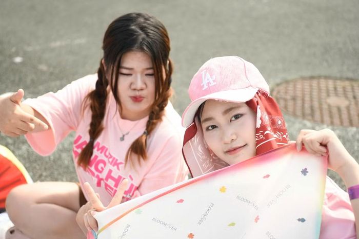 Sắc hồng rực rỡ từ fandom MUZIK (FC Quang Hùng MasterD) cùng cộng đồng fan của CONGB, buitruonglinh phủ kín một góc sân Mỹ Đình.