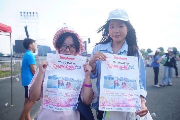 Bên cạnh việc check-in, khán giả đến sớm còn hào hứng trải nghiệm khu vực photobooth để lưu giữ những khoảnh khắc đáng nhớ. Tại đây, các bạn trẻ có thể chụp ảnh và nhận ngay những bản in được thiết kế độc đáo như một trang báo Tiền Phong thu nhỏ.