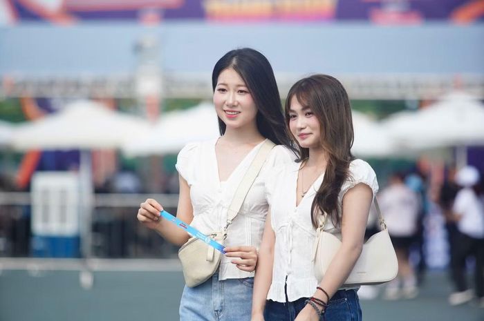 Dù thời tiết nắng nóng, hội đu concert vẫn cực kỳ rạng rỡ, tay không rời chiếc quạt mini để sẵn sàng "cháy" cùng thần tượng.