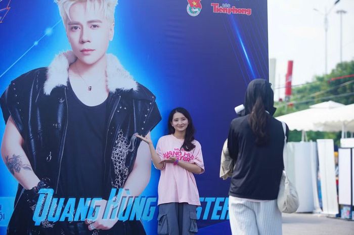 Đến với concert Thanh Xuân, các bạn fan hào hứng "say hi" cùng poster nghệ sĩ.