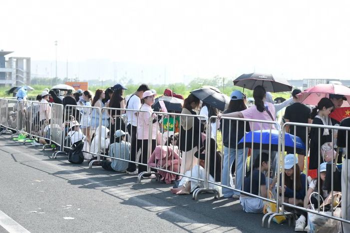 Quãng thời gian xếp hàng chờ check-in được các fan tận dụng để giao lưu và làm quen với những người bạn cùng sở thích.