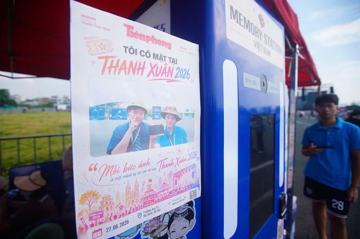"Trạm dừng" photobooth phát hành tờ báo Thanh Xuân có 1-0-2 dành cho các khán giả tham dự concert.