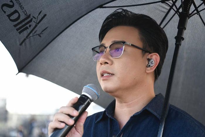  Sở hữu chất giọng nội lực gắn liền với những ca khúc giàu cảm xúc và tinh thần tự hào dân tộc, Đông Hùng hứa hẹn sẽ mang những giai điệu hào hùng tới Concert Thanh Xuân 2026. (Ảnh: Trọng Tài) 