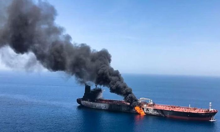 Bình luận trên mạng xã hội Truth Social, ông Trump cho biết Iran đã phóng ít nhất 4 máy bay không người lái vào các tàu đang đi qua eo biển Hormuz.