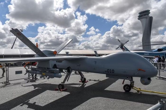 Phiên bản UAV Anka-S của Không quân Malaysia được trang bị hệ thống liên lạc vệ tinh (SATCOM) để điều khiển ngoài tầm nhìn trực tiếp, cũng như thiết kế cánh được sửa đổi nhằm tối ưu hóa cho nhiệm vụ tuần tra biển.