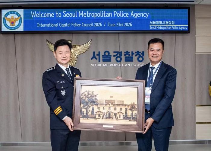 Thiếu tướng Nguyễn Ngọc Quyền trao tặng quà lưu niệm tới lãnh đạo Sở Cảnh sát Thủ đô Seoul