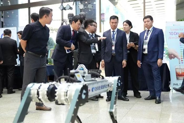 Đoàn đại biểu Công an TP Hà Nội tham quan, khảo sát và tìm hiểu một số trang thiết bị, khí tài hiện đại của Cảnh sát Thủ đô Seoul