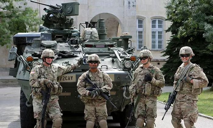 Cần nhấn mạnh, người đứng đầu Lầu Năm Góc từng gọi NATO là "hổ giấy", đồng thời cho biết Washington sẽ tiến hành đánh giá các nỗ lực quân sự của châu Âu trong 6 tháng tới, và kết quả sẽ quyết định sự hiện diện của Mỹ trong tương lai.