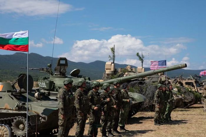 Bộ trưởng Quốc phòng Mỹ nói thêm rằng khối NATO nên tập trung vào các nhiệm vụ chiến đấu thực tế, thay vì chương trình nghị sự về khí hậu hoặc bình đẳng giới không liên quan.
