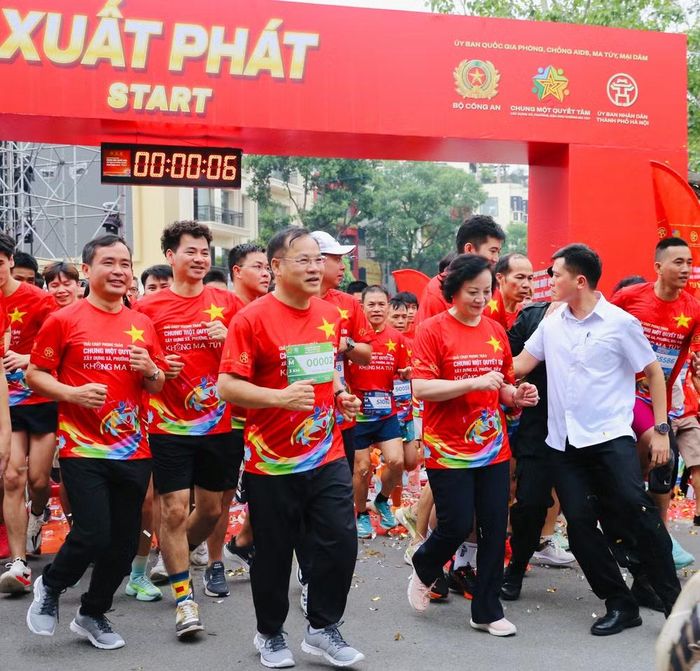Đồng chí Phạm Thị Thanh Trà - Bí thư Trung ương Đảng, Phó Thủ tướng Chính phủ, Chủ tịch Ủy ban Quốc gia phòng, chống AIDS, ma túy, mại dâm; Thượng tướng Nguyễn Văn Long - Ủy viên Trung ương Đảng,Thứ trưởng Bộ Công an cùng các đại biểu tham gia chạy hưởng ứng