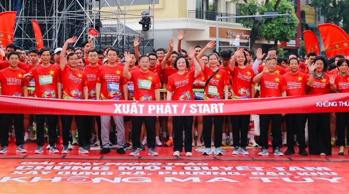 Ngay sau lễ mít-tinh, các đại biểu, khách mời đã tham gia chạy hưởng ứng Giải chạy phong trào "Chung một quyết tâm xây dựng xã, phường, đặc khu không ma túy" do UBND TP Hà Nội chủ trì