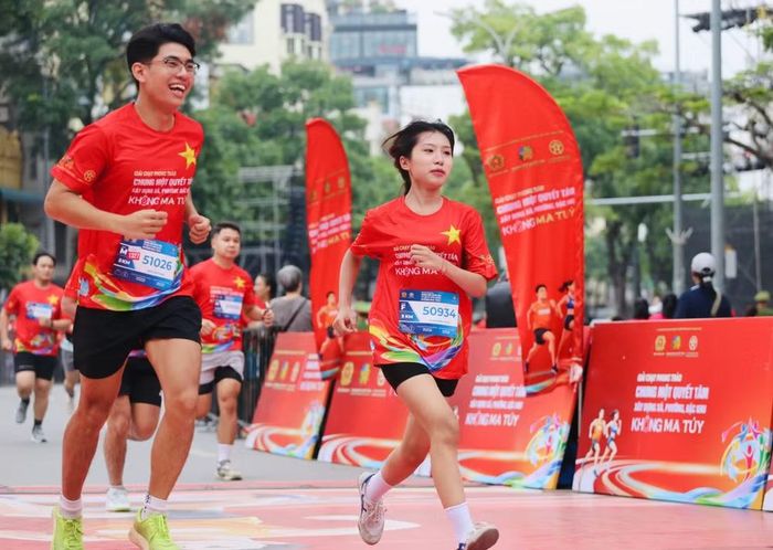 Các vận động viên hứng khởi chinh phục cự ly 5km và 3km tại giải
