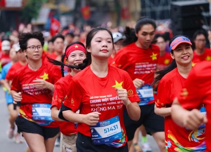 Sắc đỏ ngập tràn khu vực hồ Hoàn Kiếm trong ngày hội toàn dân chung sức đồng lòng đẩy lùi ma túy