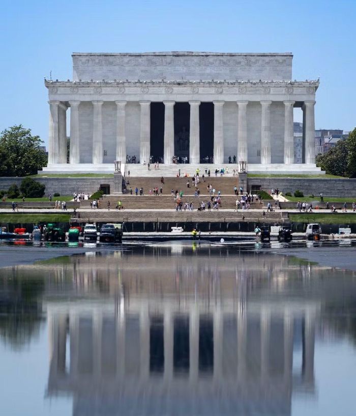 Hồ Phản chiếu là công trình nổi tiếng nằm tại khu National Mall, được thiết kế để phản chiếu hình ảnh Đài tưởng niệm Washington và nằm gần Đài tưởng niệm Lincoln.