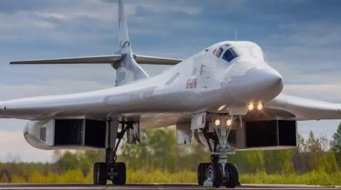 Theo Defense Express và The War Zone, công trình đã được triển khai từ tháng 4/2025, ngay sau cuộc tập kích bằng máy bay không người lái của Ukraine nhằm vào kho tên lửa hành trình tại căn cứ này.