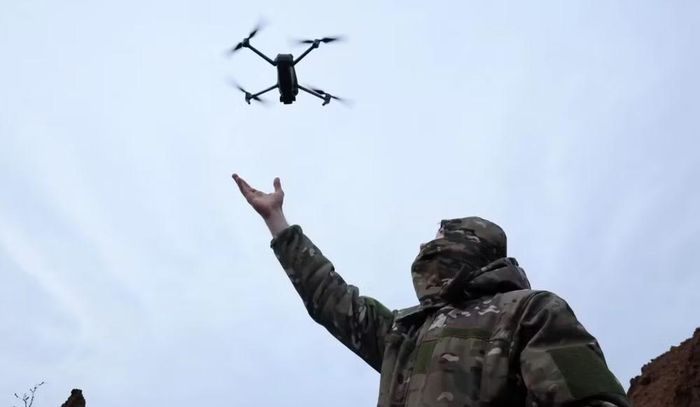Theo bài báo, các đợt tấn công bằng UAV đã khiến nhà máy lọc dầu Moskva phải ngừng hoạt động, làm tình trạng thiếu nhiên liệu tại Nga trở nên nghiêm trọng hơn.
