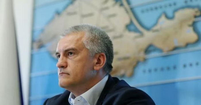 Ông Sergei Aksyonov, lãnh đạo Crimea do Nga bổ nhiệm, cho biết số chuyến tàu đến bán đảo sẽ giảm dần, trong khi các trại hè dành cho trẻ em cũng phải ngừng hoạt động.