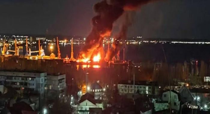 Trong những tuần gần đây, Crimea phải đối mặt với tình trạng khan hiếm nhiên liệu và mất điện trên diện rộng. Đây được xem là hệ quả của các cuộc tập kích liên tiếp do Ukraine tiến hành nhằm vào bán đảo mà Nga sáp nhập từ năm 2014.
