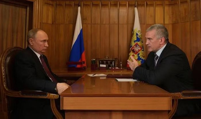 Lãnh đạo Crimea, ông Sergey Aksyonov, ngày hôm nay thông báo chính quyền đã ký sắc lệnh áp dụng tình trạng khẩn cấp tại Cộng hòa Crimea và thành phố Sevastopol.