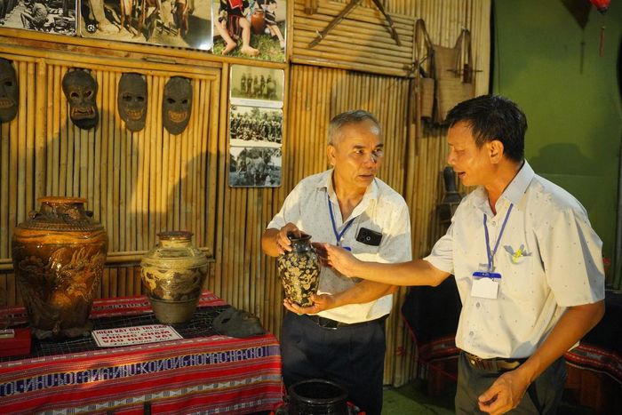 Người dân tham quan khu trưng bày đồ đạc của cộng đồng Ia Tul. Ảnh: ĐS.