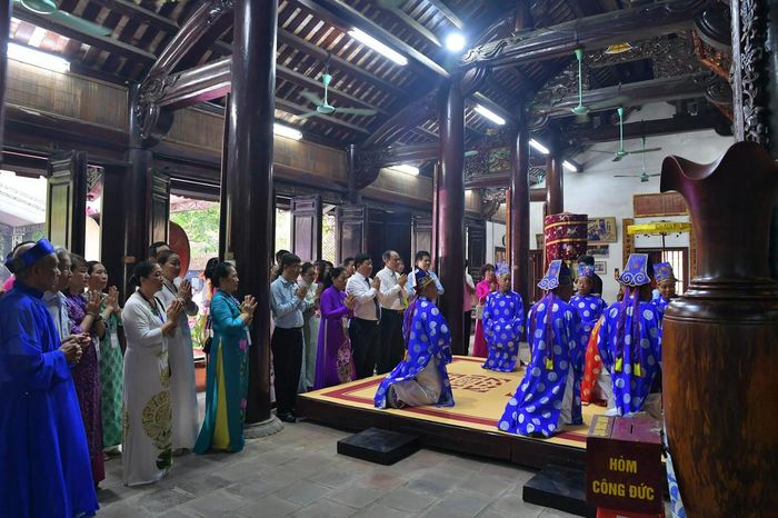 Nhân dân cùng các đại biểu dâng hương tại đình Quảng Bá trong buổi lễ trao Bằng công nhận Làng nghề truyền thống của UBND TP. Hà Nội.