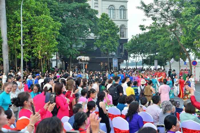 Hàng nghìn người dân và du khách đã có mặt tại khu vực Hồ Tây để theo dõi chương trình diễu hành nghệ thuật "Sắc Sen Tây Hồ - Hà Nội".