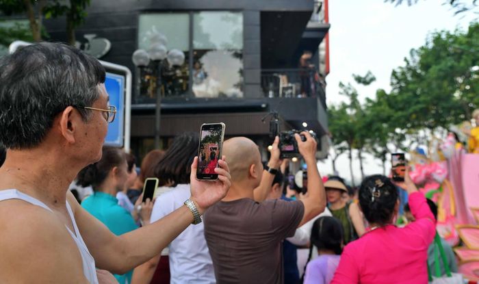Nhiều du khách thích thú ghi hình, lưu lại những hình ảnh ấn tượng của chương trình "Sen xuống phố"