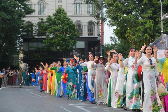 Khoảng hơn 2.000 người trong trang phục áo dài họa tiết hoa sen đồng loạt tham gia chương trình "Sen xuống phố", tạo nên khung cảnh rực rỡ trên các tuyến đường.