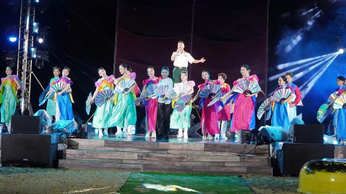  Hàng chục nghệ sĩ tại chương trình. 