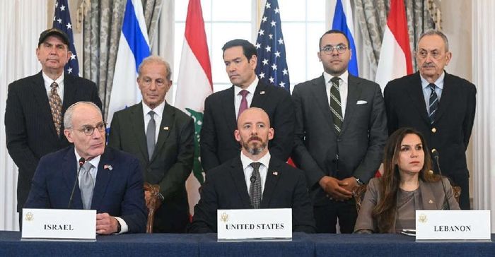  (từ trái sang phải) Phái đoàn Israel, Mỹ và Lebanon tại lễ ký thỏa thuận ngày 26-6 ở thủ đô Washington,D.C. (Mỹ). Ảnh: AFP 