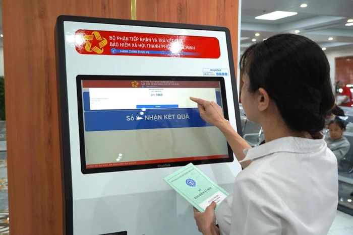  BHXH TP.HCM khuyến nghị người lao động và doanh nghiệp chủ động cập nhật các quy định mới của Luật BHXH và Luật BHYT có hiệu lực từ ngày 1-7-2026. Ảnh: TRẦN MINH 