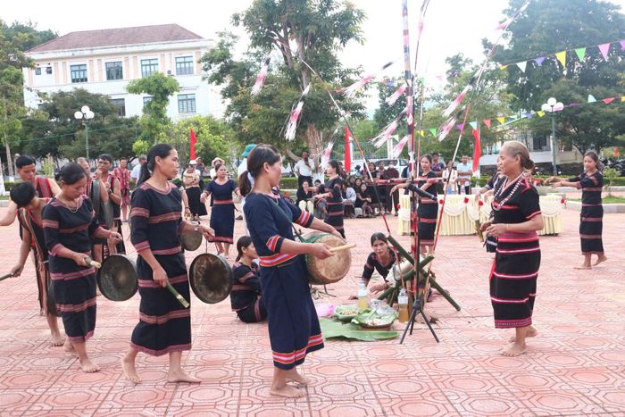  Nhiều lễ hội đặc sắc của đồng bào được chính quyền tổ chức. 