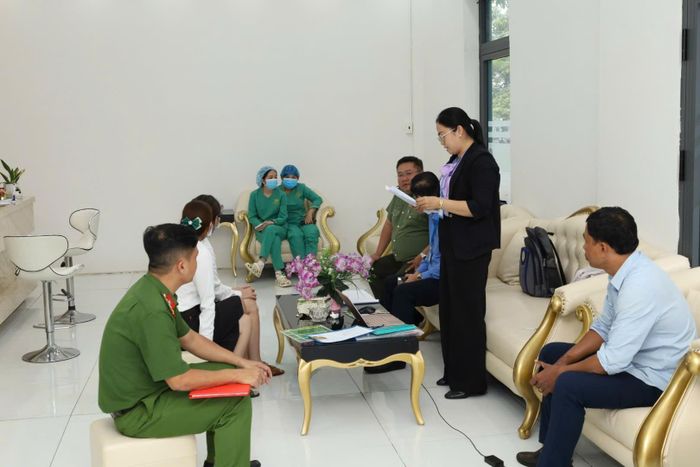  Đoàn kiểm tra công bố quyết định kiểm tra đối với Nha khoa Quốc tế Tuệ Minh, phường Long Mỹ 