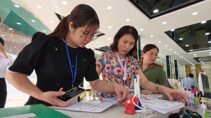  Đoàn kiểm tra máy móc, sổ sách và các loại thuốc, vật tư y tế 