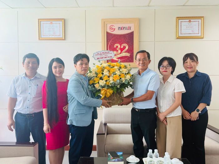  GS-TS Đỗ Văn Đại tặng hoa cho Phó Tổng Biên tập Thường trực Báo Pháp Luật TP.HCM Nguyễn Đức Hiển. 