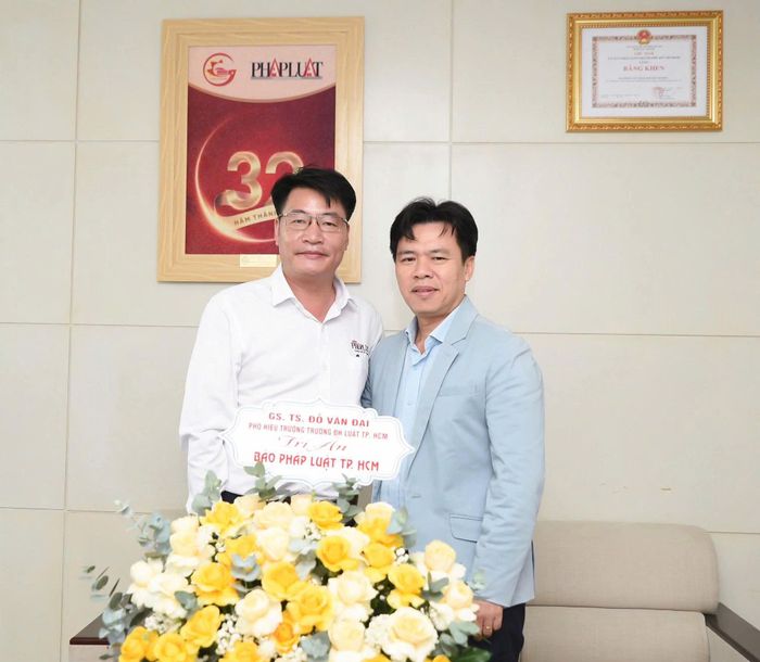  GS-TS Đỗ Văn Đại và Phó Tổng Biên tập Báo Pháp Luật TP.HCM. Ảnh: TRẦN LINH 