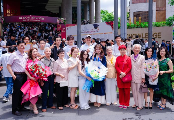  Phụ huynh, tân khoa vui mừng trong ngày nhận bằng tốt nghiệp 