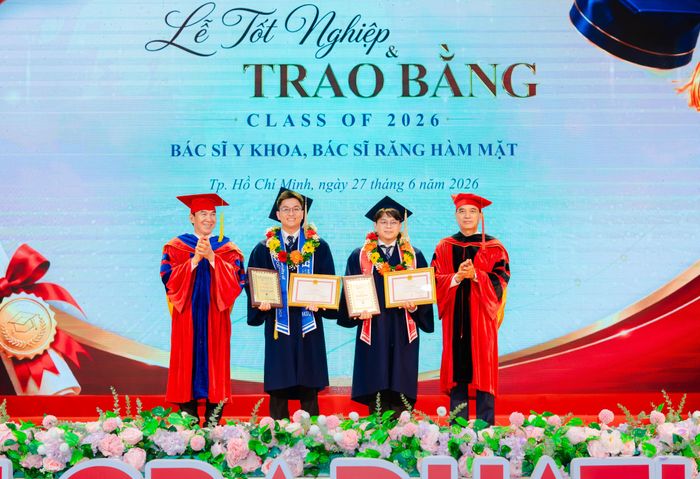  Tân bác sĩ nhận bằng sau 6 năm học tập, thực tập và thực hành lâm sàng. Ảnh: NTCC 