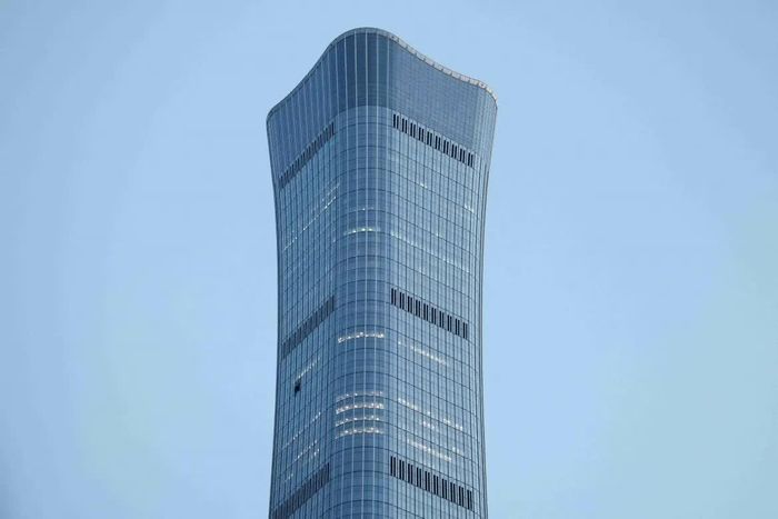  Dấu vết hư hại bên ngoài tòa tháp Citic (China Zun) sau vụ va chạm máy bay chiều 26/6. Ảnh: Reuters. 