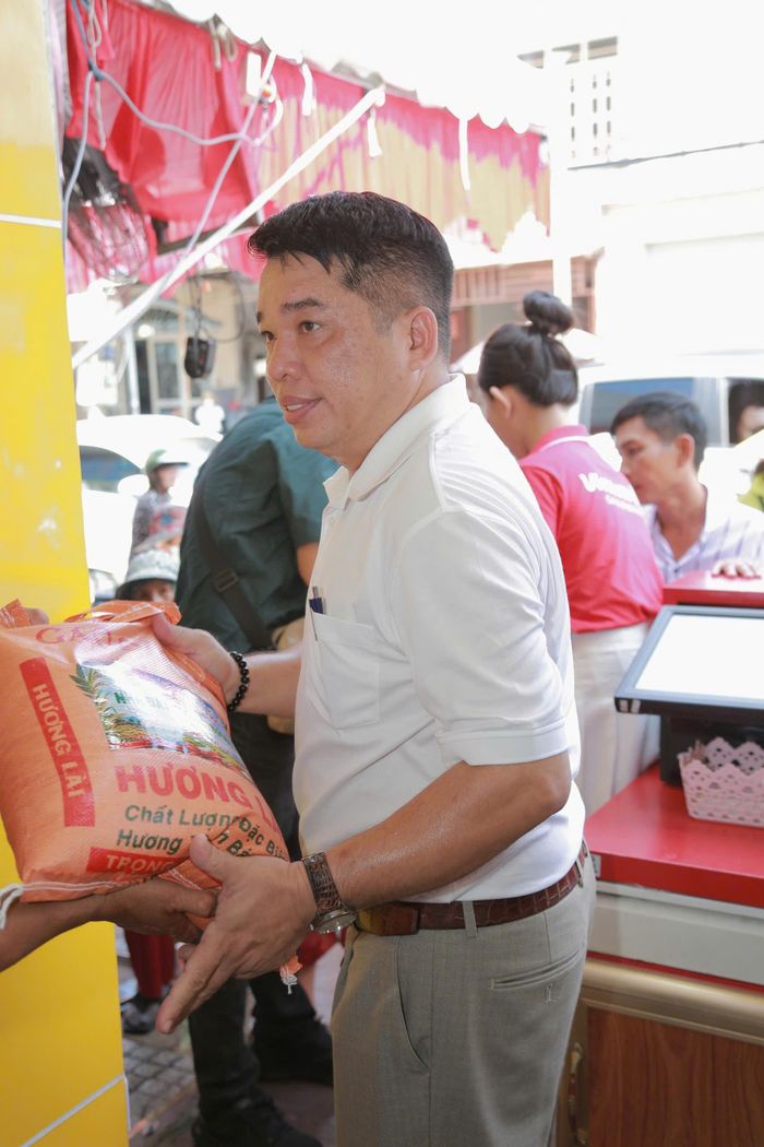 Anh Mạnh phát gạo miễn phí ở đại lý vé số An Khang, phường Chánh Phú Hòa.