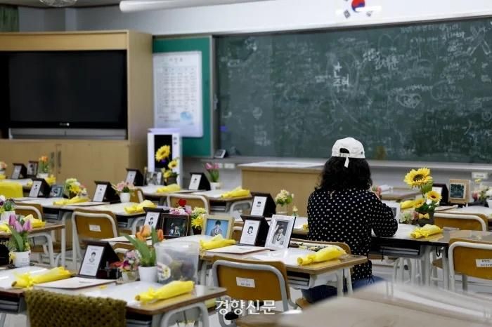  Người dân đến Phòng học Tưởng niệm nạn nhân vụ chìm phà Sewol. Ảnh: Kyunghyang Shinmun. 