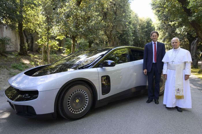  Việc gắn liền mẫu EV này với Giáo hoàng Leo XIV hay Tổng thống Italy Sergio Mattarella không thể "tẩy trắng" được các ý kiến trái chiều. Mới đây, Giám đốc Marketing Enrico Galliera đã rời vị trí này sau 16 năm cống hiến cho Ferrari. 