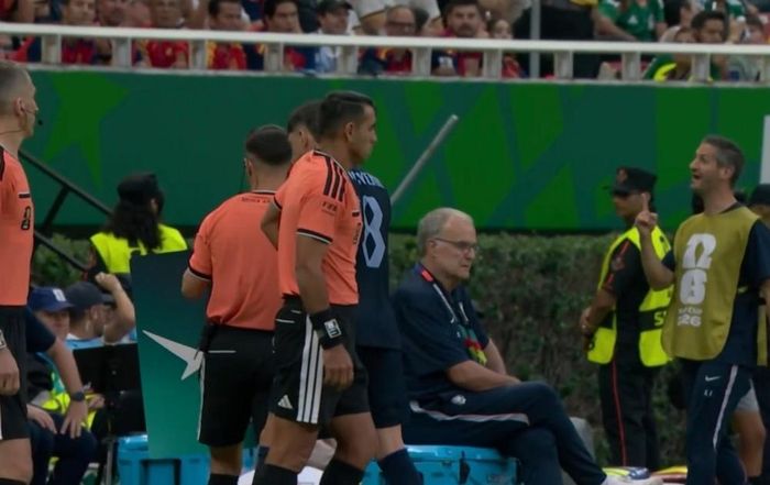  Valverde đi thẳng vào hàng ghế dự bị mà không chào hỏi hay nhìn HLV Bielsa một lần nào.