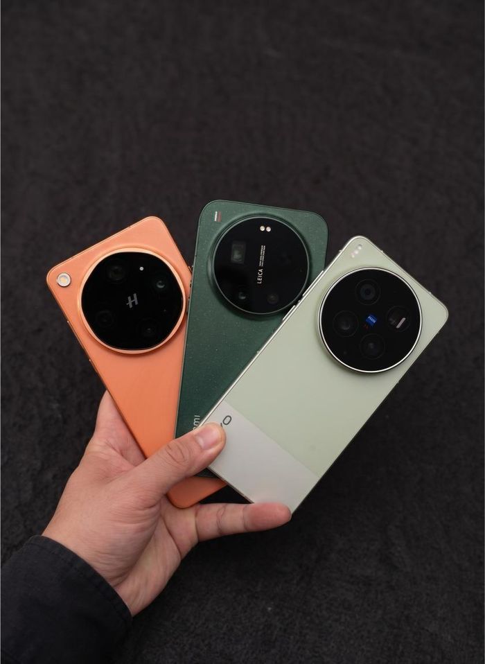 Bộ ba flagship "Ultra" từ Xiaomi, Oppo, Vivo lần đầu được cùng bán chính hãng tại Việt Nam. Trong đó, thông số camera được là cuộc cạnh tranh chính. Mỗi hãng chọn một hướng phát triển. Trong khi Vivo tập trung vào tiêu cự chính 35 mm, Oppo chọn khả năng zoom tiềm vọng siêu xa còn Xiaomi là hãng duy nhất còn cảm biến ảnh 1 inch. Tuy nhiên, giá bán của chúng không dễ chịu. Xiaomi 17 Ultra giá 40 triệu đồng, hai chiếc còn lại chạm mốc 50 triệu đồng.