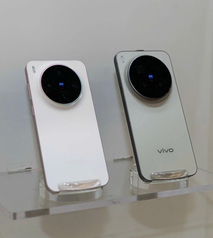 Bộ đôi trình làng cuối năm 2025, lấy điểm nhấn chính là cụm camera Zeiss và hệ điều hành OriginOS mới. Trước khi bán chính hãng, Vivo đã nhận được sự yêu thích từ người dùng xách tay với các thế hệ X100, X200. Tuy nhiên, giá bán chính hãng 24-35 triệu đồng cho hai chiếc máy khiến chúng chưa thể phổ biến.