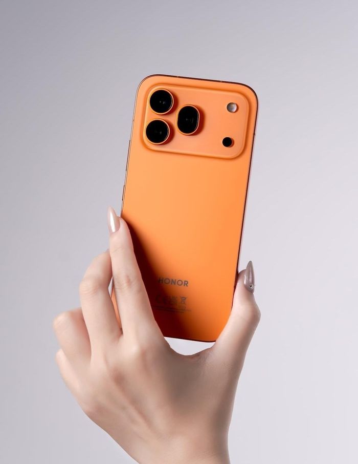 Honor 600 Pro tăng giá mạnh so với dòng tiện nhiệm 400 series. Thiết bị được niêm yết ở mốc 25,9 triệu đồng ở Việt Nam, là đối thủ chính của model 17T Pro. Định giá cao cũng là phép thử cho hãng Trung Quốc ở năm thứ 3 quay trở lại Việt Nam với vai trò nhà sản xuất độc lập, không còn phụ thuộc Huawei.