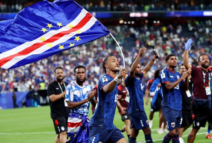  Dù Cape Verde chỉ giành được 1 điểm sau trận hòa 0-0 với Saudi Arabia, chừng đó là đủ để tập thể này cán đích ở vị trí nhì bảng với vỏn vẹn 3 điểm (3 trận hòa), bởi ở trận đấu cùng giờ, Tây Ban Nha đánh bại Uruguay với tỷ số tối thiểu 1-0. 