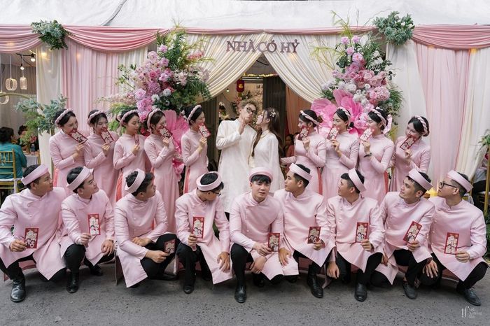  Bài đăng nhanh chóng nhận được nhiều lời chúc mừng từ đồng nghiệp và người hâm mộ. Các nghệ sĩ như Emily, Tez và Thiều Bảo Trâm... đều để lại bình luận chúc phúc cho cặp đôi. 