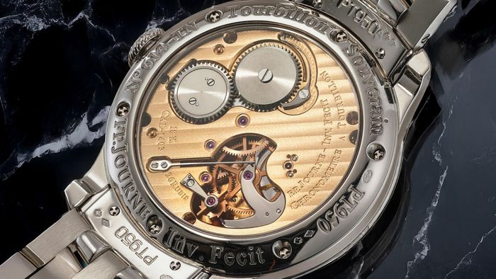  Bên dưới mặt số ruby là bộ máy lên cót tay Calibre 1403, được chế tác bằng vàng hồng 18K. Bộ máy này tích hợp tourbillon, cơ chế remontoir d’égalité nhằm duy trì lực truyền ổn định, cùng kim giây deadbeat. Khi ra mắt, Tourbillon Souverain từng được xem là mẫu đồng hồ đeo tay tourbillon đầu tiên trang bị remontoire, cơ chế đóng vai trò quan trọng trong việc cải thiện độ ổn định của năng lượng truyền tới bộ thoát. Ảnh: Hairspring.